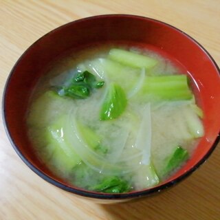 チンゲン菜と玉ねぎの味噌汁